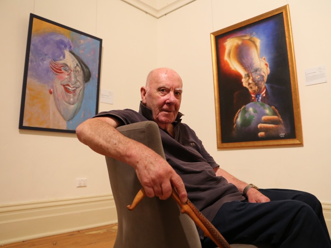 Bald Archys founder Peter Batey OAM at the exhibition in Wagga Wagga in 2018. Mr Batey passed away in 2019 and his estate has donated the art prize collection to Museum of the Riverina.